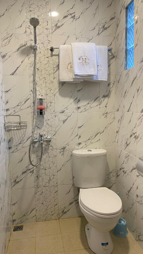 Bathroom 13