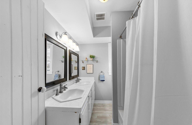 Bathroom 4, Kent Street 54, Sussex