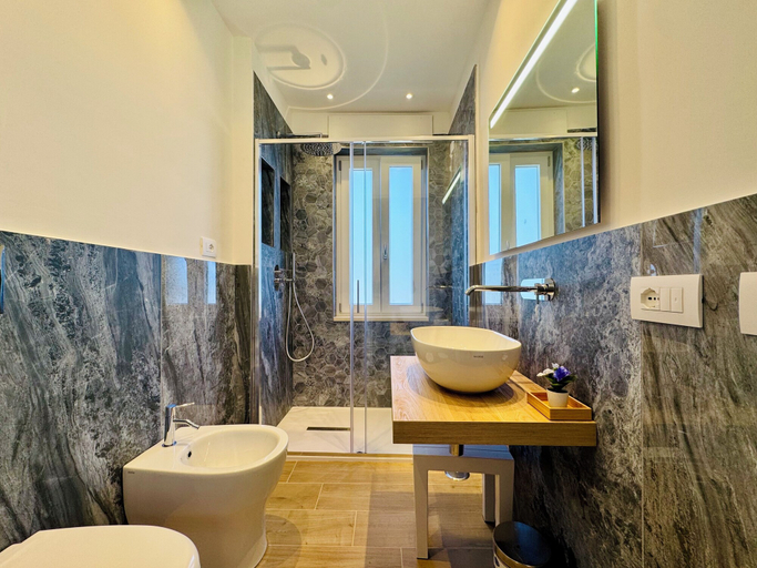 Bathroom 2, YourHome - Il Pino Rooms & Apartment, Napoli