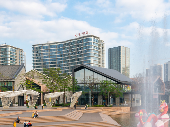 Exterior & Views
