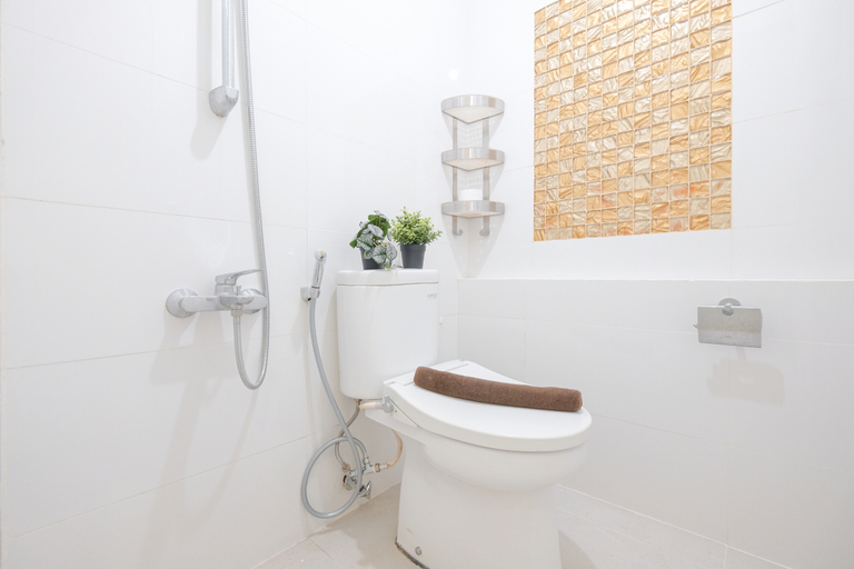 Bathroom 5, Combined 1BR at Green Bay Pluit Apartment By Travelio, Jakarta Utara