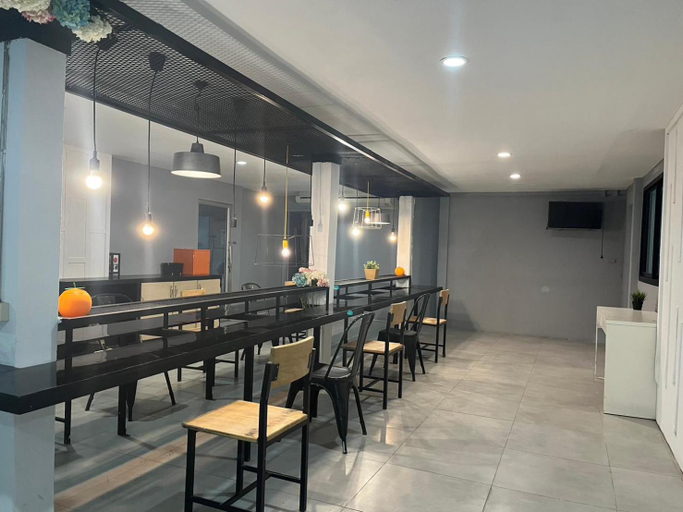 Food & Drinks, V30 Sukhumvit, Khlong Toey
