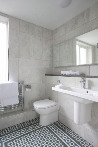 Bathroom 4, Hayes Hotel