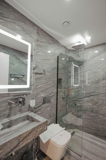 Bathroom 5, The Lord's Garden, Sarandës