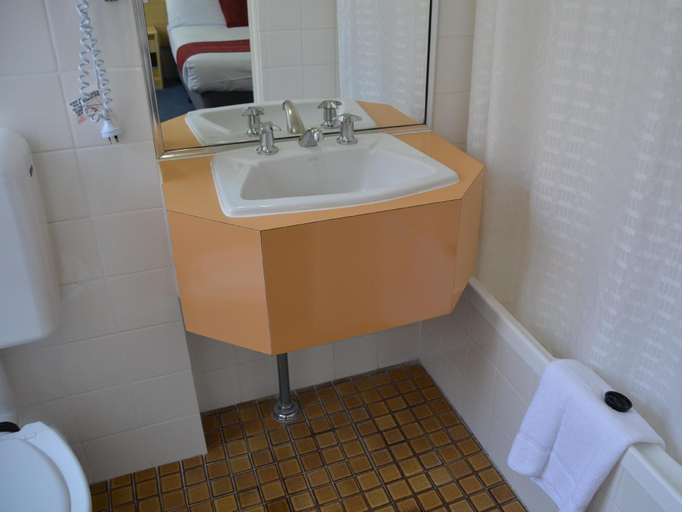Bathroom 7