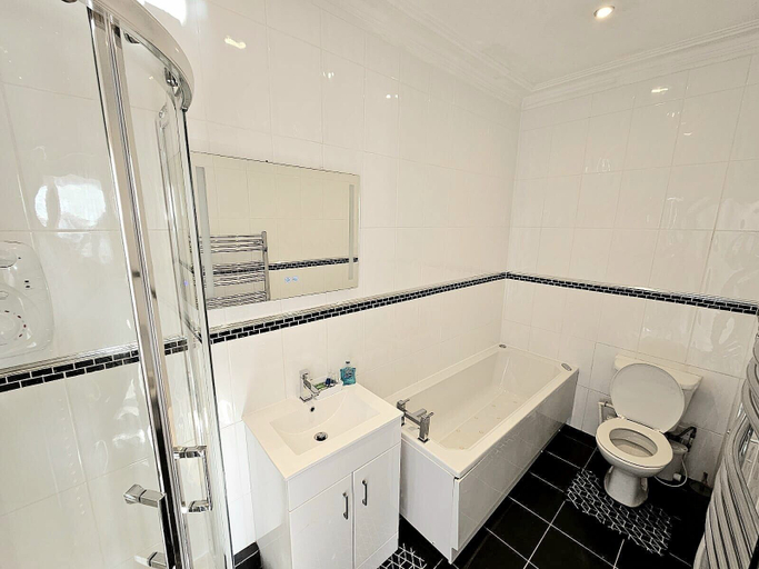 Bathroom 4, Hotel Claytou, Blackpool
