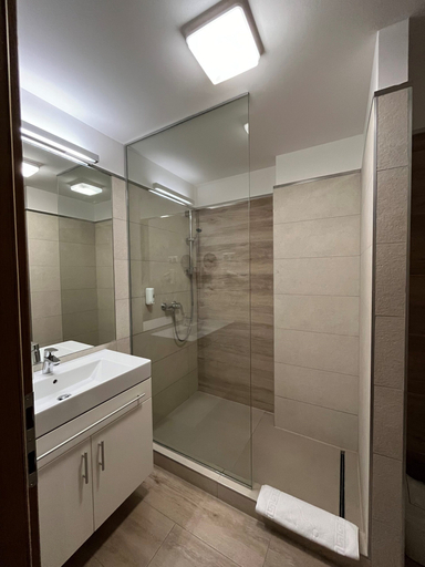 Bathroom 4, Hotel Bassiana, Sárvár