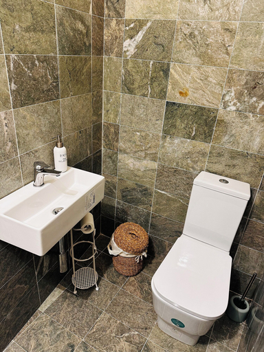 Bathroom 3, Il suono del fiume, Massa Carrara