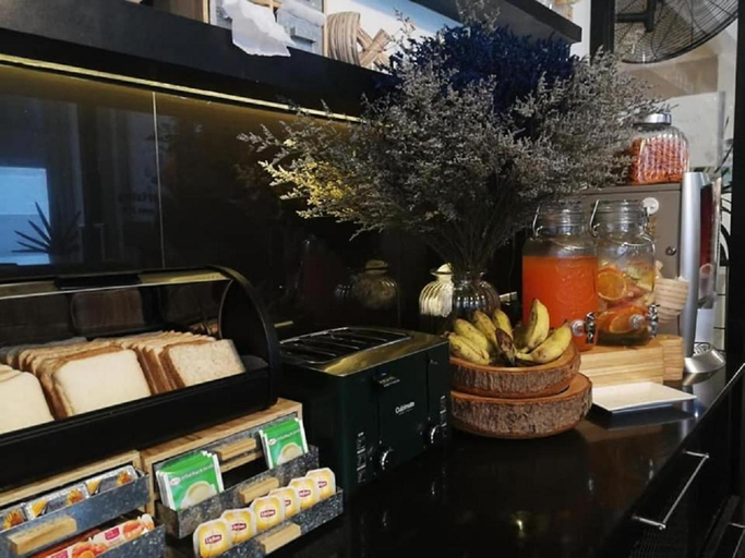 Food & Drinks 5, 3 Howw Hostel at Sukhumvit 21, Wattana