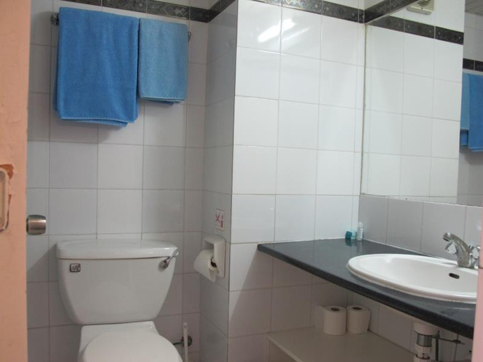 Bathroom 4, San Remo Hotel, Larnaca
