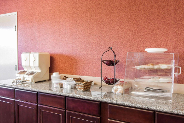 Food & Drinks 5, Rodeway Inn & Suites, Marion