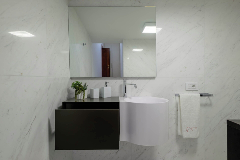 Bathroom 4, Palazzo Ca' Moro apartments, Venezia