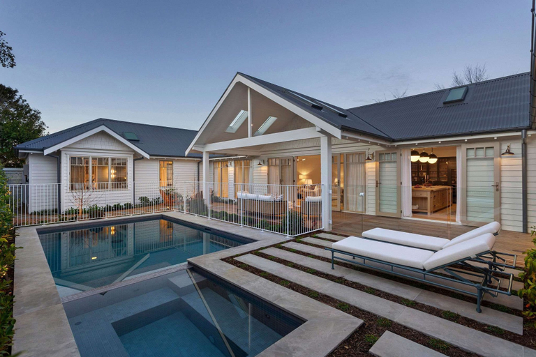 Room 2, Muskoka Luxe Retreat With Pool Spa Fire Pit, Melbourne