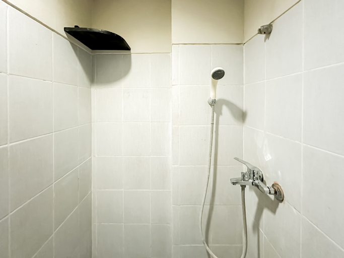 Bathroom 5, 3BR Combined Spacious at Dian Regency Apartment By Travelio, Surabaya