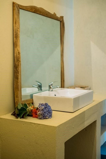 Bathroom 3, Rafiki Retreat, Meru