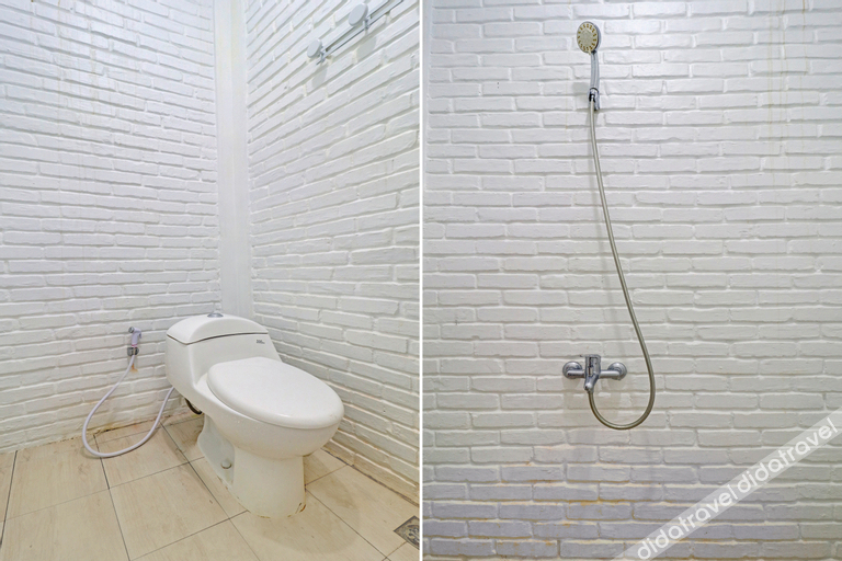 Bathroom 4, Collection O 90617 Rumah Oma Opa Syariah, Bandung