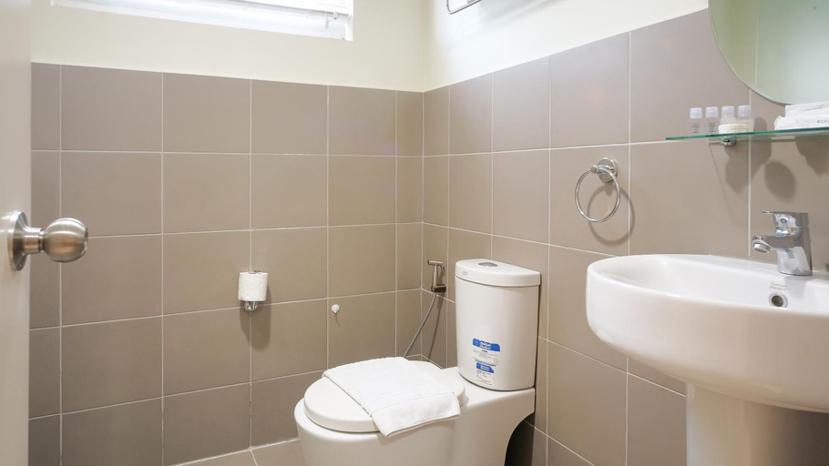 Bathroom 5, Currency Serviced Suites, Pasig City
