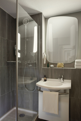 Bathroom 4, ibis Jouy en Josas Velizy, Yvelines
