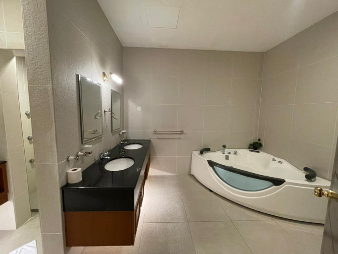 Bathroom 14