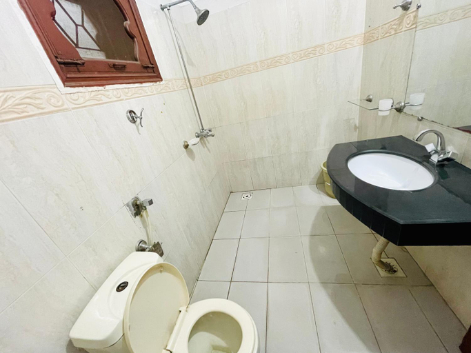 Bathroom 2, Hotel Serena Palace, Multan