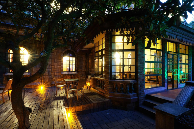 Exterior & Views