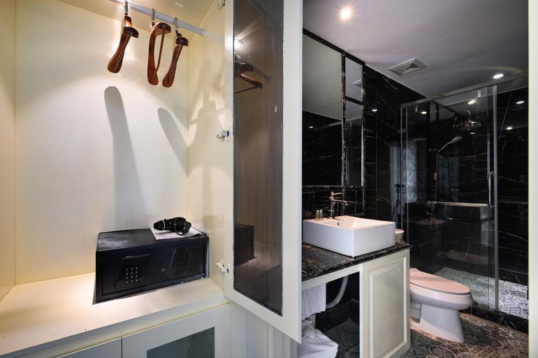 Bathroom 18