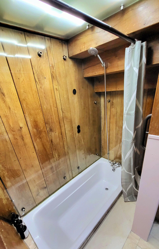 Bathroom 4, Inner Dowsing Lightship, Medway