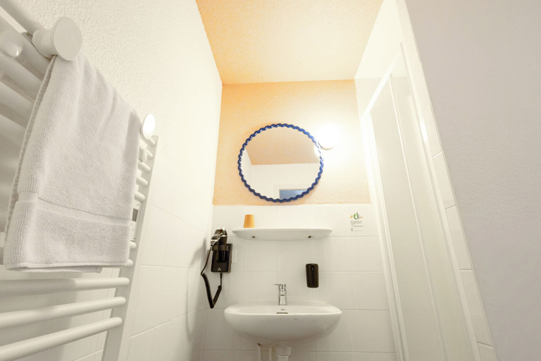 Bathroom 4, Côté Lac Hostel, Haute-Savoie