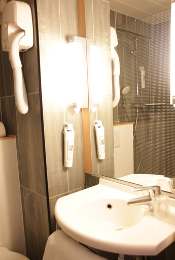 Bathroom 2, ibis Paris Avenue dItalie 13eme, Paris