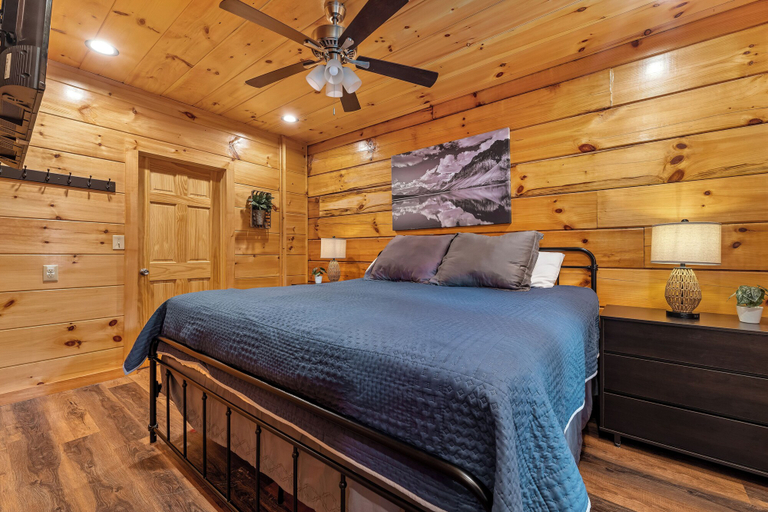 Bedroom 1, Couples Refuge by Ghosal Luxury Lodging, Sevier