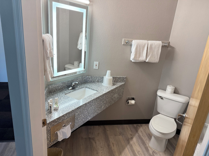 Bathroom 4, Baymont by Wyndham Athens, TN, McMinn