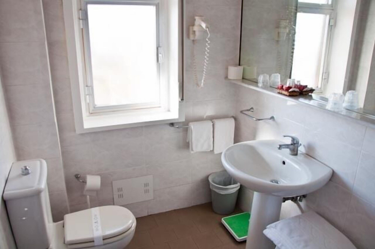Bathroom, Ares Hotel, Catania