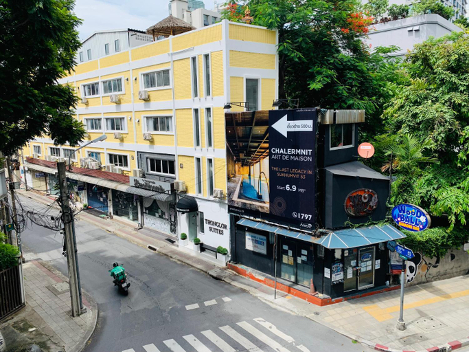 Exterior & Views
