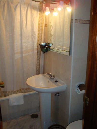 Bathroom 4, Hostal Zamora, Madrid