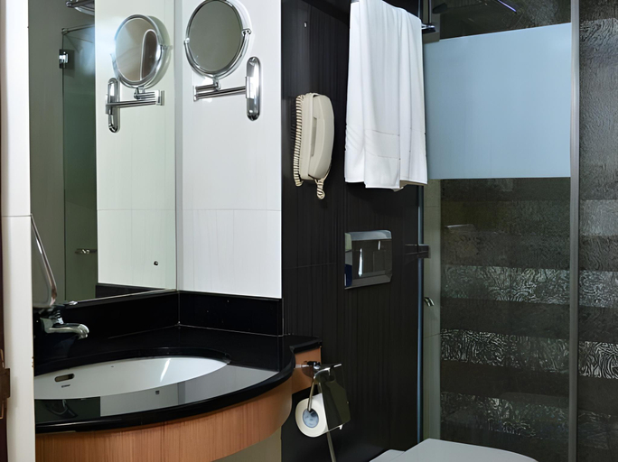Bathroom 5, Pearl Grand By Rathna, Thimbirigasyaya