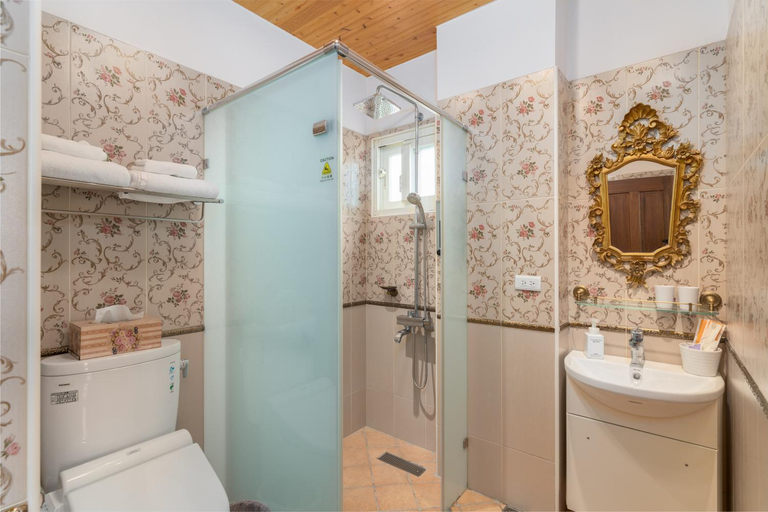 Bathroom 4, Brulee's done Yilan, Yilan