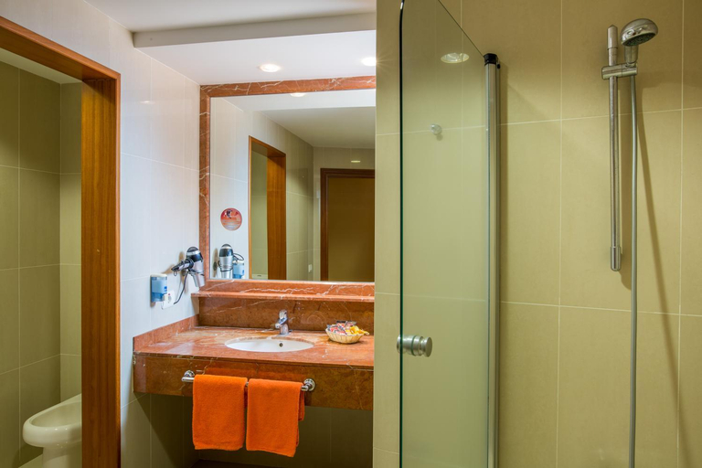 Bathroom 3, Aparthotel El Galeon, Santa Cruz de Tenerife