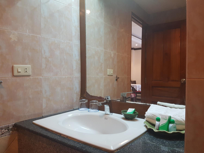 Bathroom 4, Phi Phi Hotel, Mueang Krabi
