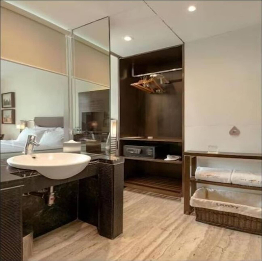 Bathroom 4, The Mirador, Mumbai Suburban