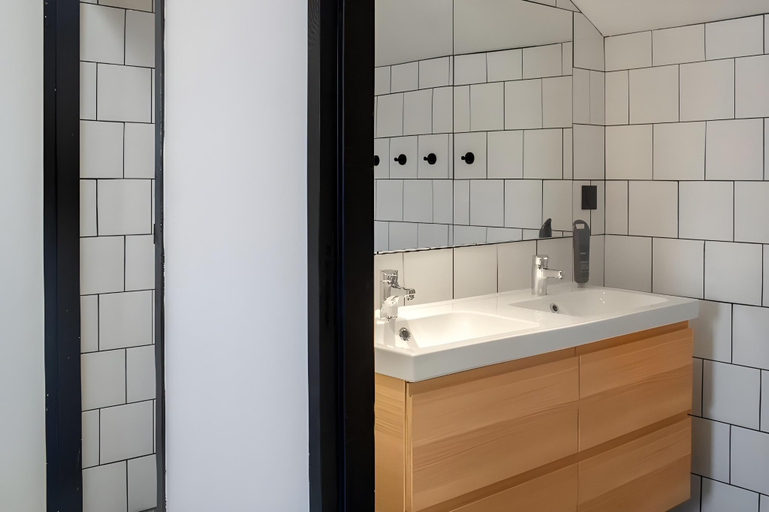 Bathroom 4, Eklo Hotels Paris Roissy CDG Airport, Val-d'Oise