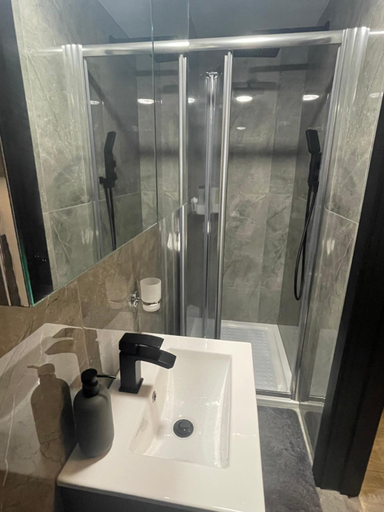 Bathroom 4, Da Vinci Guest House Gatwick, West Sussex