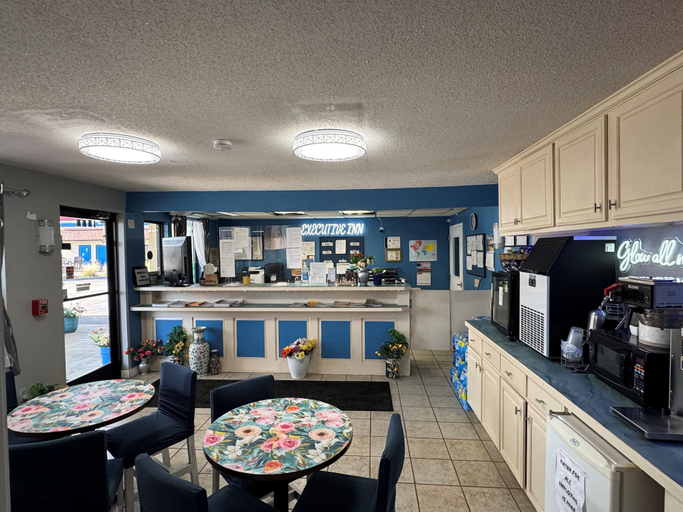 Food & Drinks, Executive Inn, Caswell