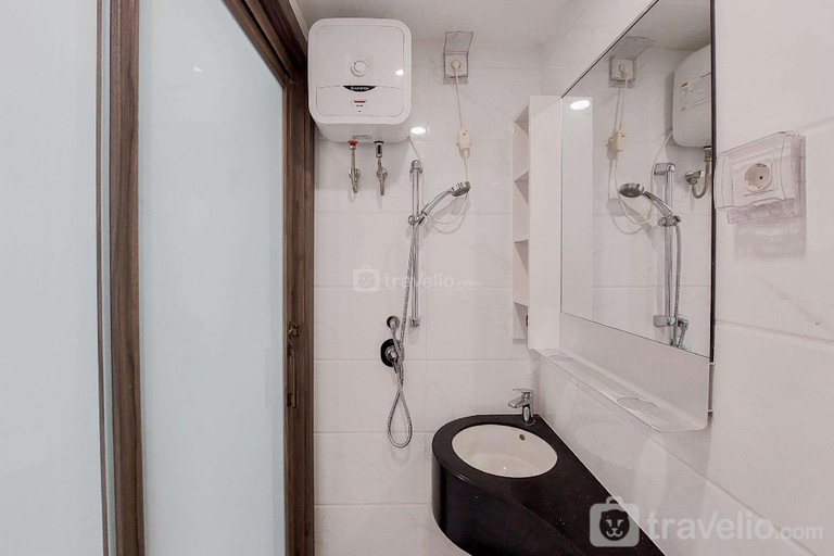 Bathroom, Cozy and Nice Studio at Sky House BSD By Travelio, South Tangerang