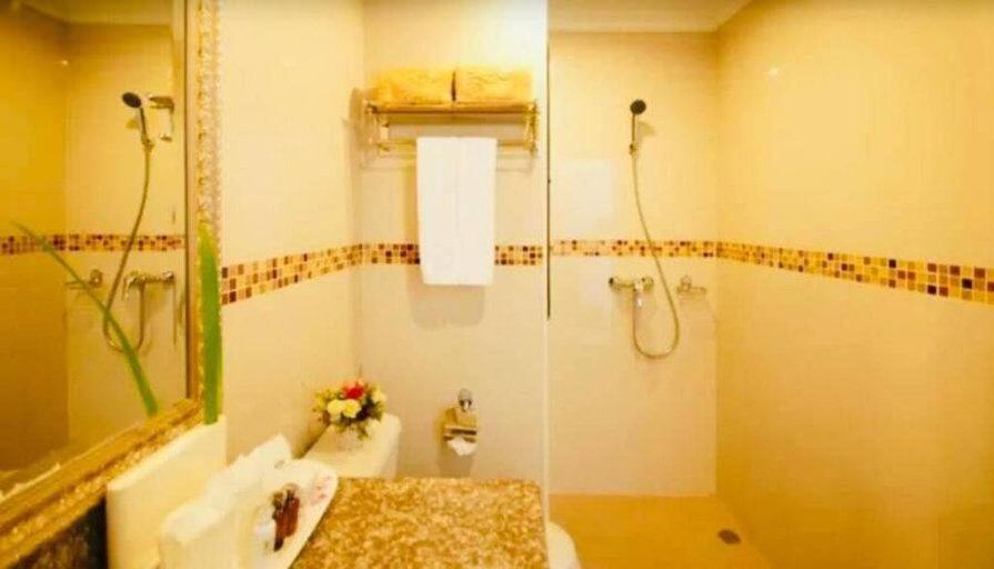 Bathroom 2, Ivory Palace Hotel, Pattaya
