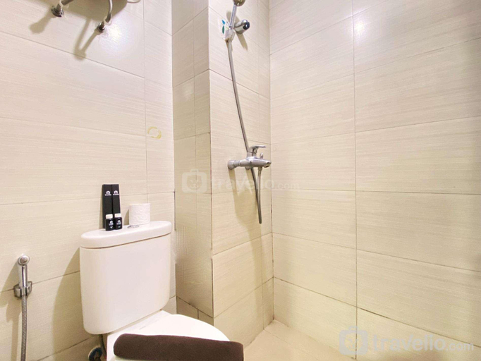 Bathroom 3, Homey and Cozy 2BR at Gateway Pasteur By Travelio, Bandung