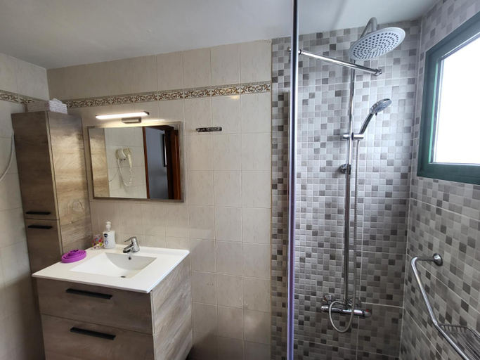 Bathroom 4, Gueldera Apartments, Las Palmas