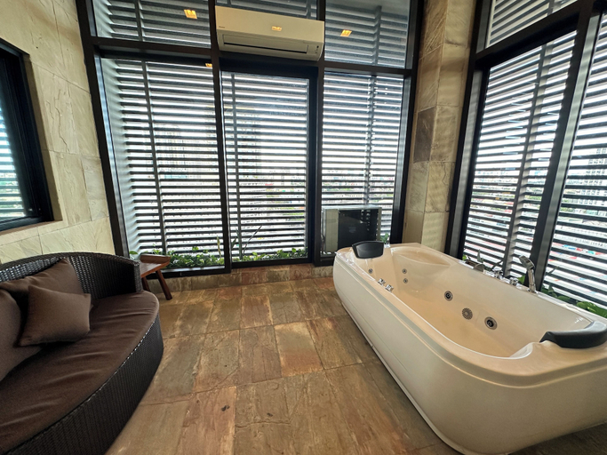 Bathroom 13