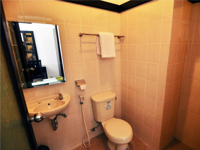 Bathroom 13