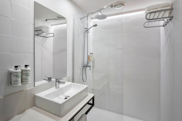 Bathroom 5, B&B Hotel Figueras, Girona