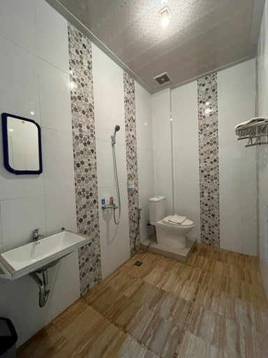 Bathroom 3, Hotel Sanra, Trenggalek